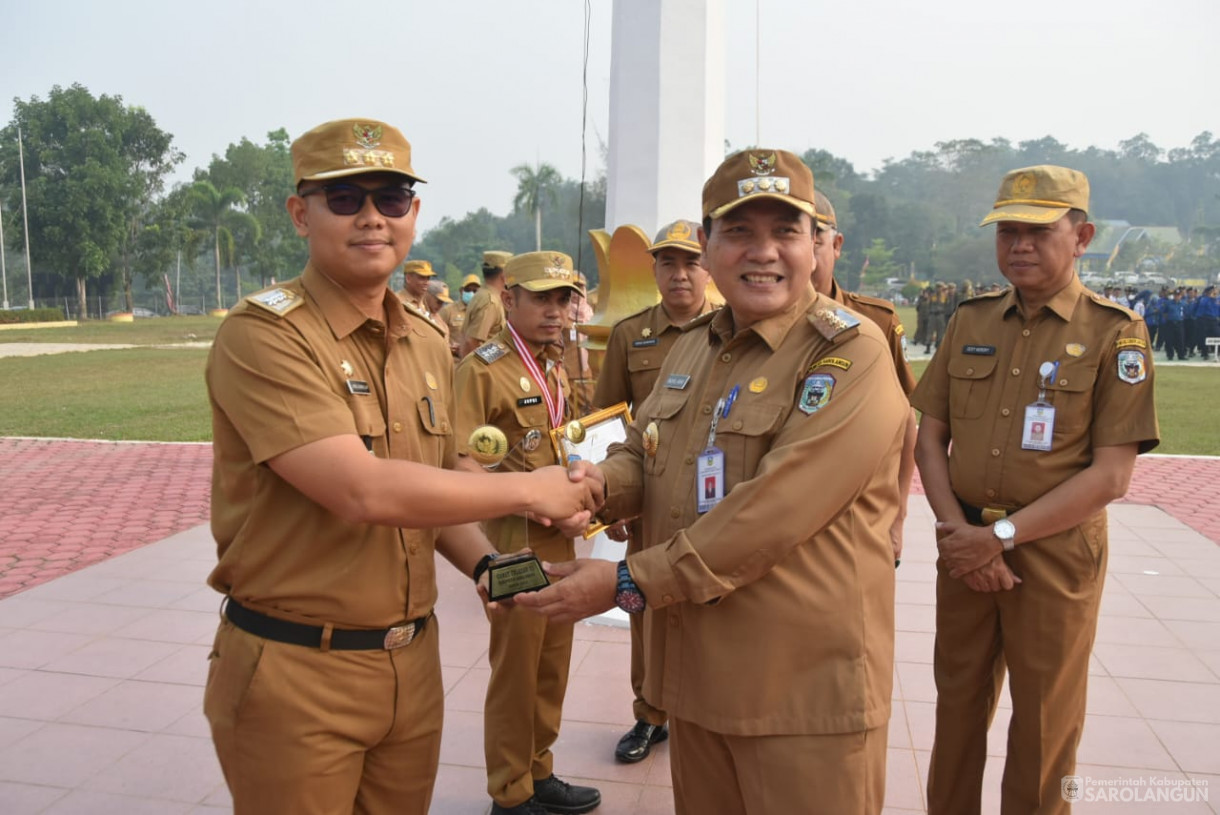 16 Oktober 2023 - Penjabat Bupati Sarolangun Memimpin Apel Gabungan Sekaligus Memberikan Penghargaan Camat Teladan Di Lapangan Gunung Kembang Sarolangun