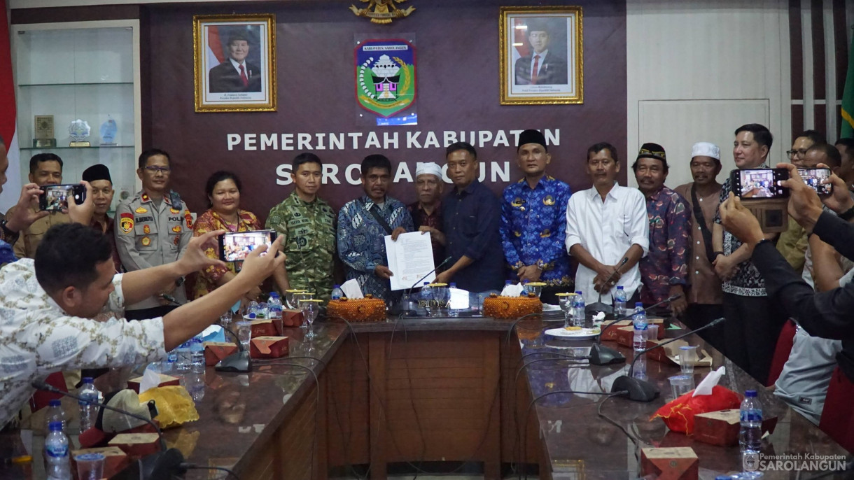 17 April 2026 Penandatanganan Surat Kesepakatan Perdamaian Antara Warga SAD dengan PT SAL di Ruang Pola Utama Kantor Bupati Sarolangun.
