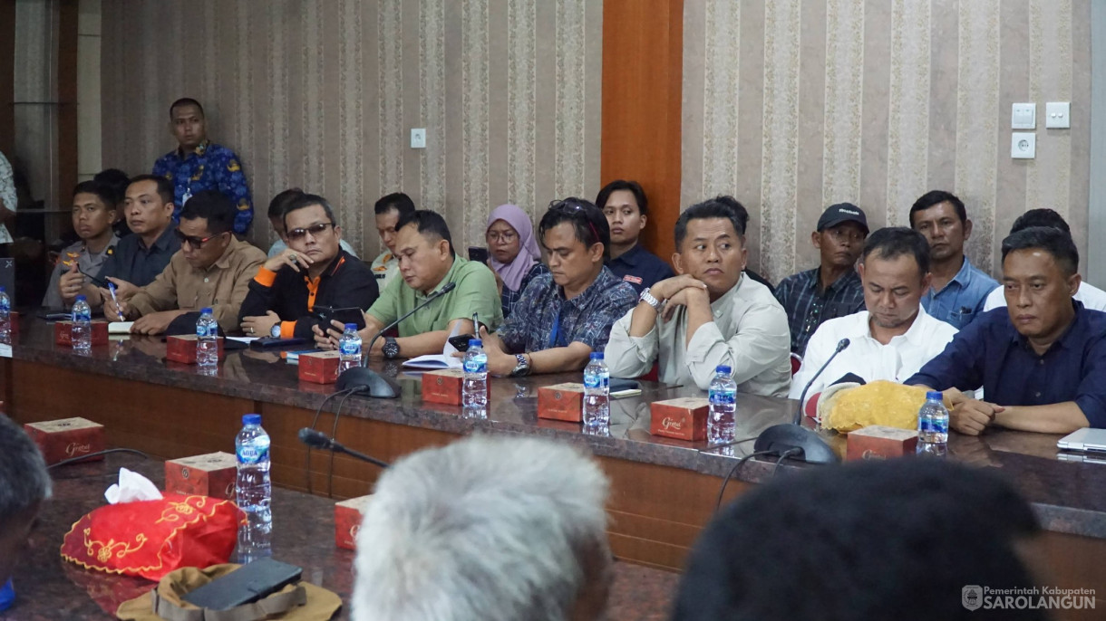 17 April 2026 Bupati Sarolangun Bersama Jajaran Forkopimda, Tokoh Adat, Tokoh Masyarakat Melaksanakan Rapat Penyelesaian Konflik Antara PT. SAL dan Warga Suku Anak Dalam di Ruang Pola utama Kantor Bupati Sarolangun