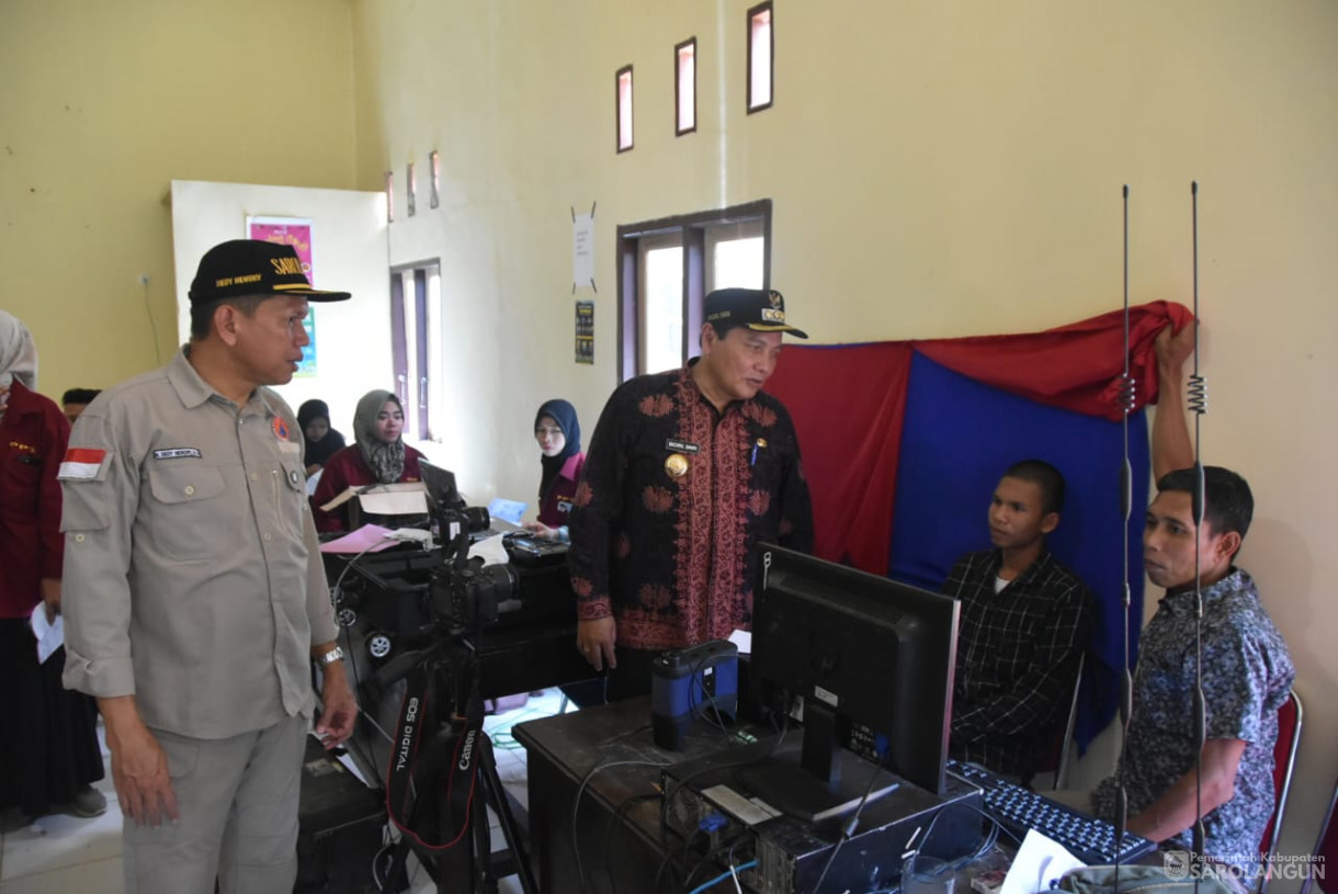 21 Oktober 2023 - Penjabat Bupati Sarolangun Menghadiri Pembuatan Ktp Elektronik di Kantor Desa Muara Cuban