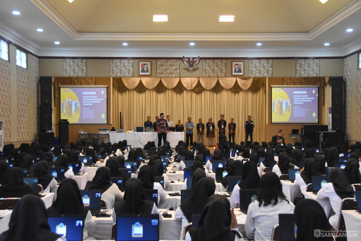 26 November 2023 - Meninjau Sekaligus Memberikan Arahan
Kepada Peserta Tes Pegawai Pemerintah Dengan Perjanjian Kerja Di Gedung Karunia
Global School Jambi