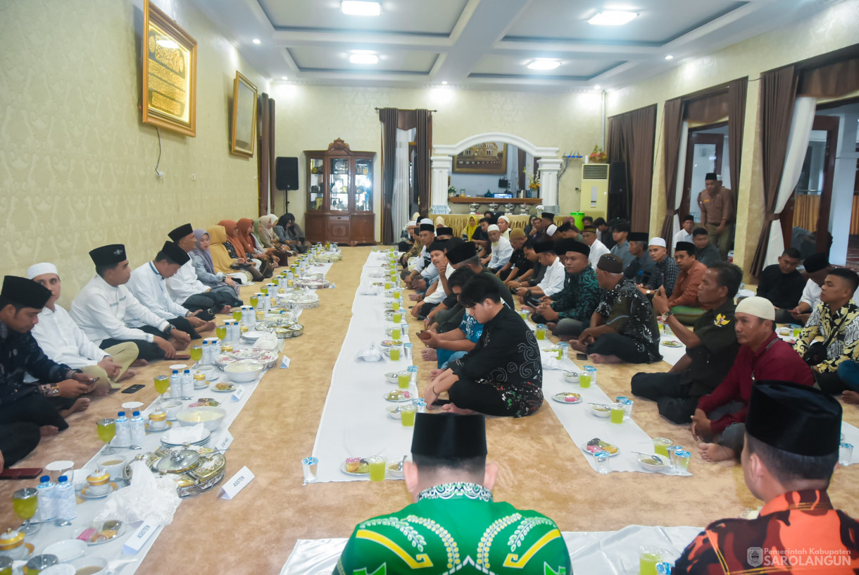28 Maret 2025 - Buka Bersama Wartawan, LSM, dan OKP SeKabupaten Sarolangun Bertempat di Rumah Dinas Bupati Sarolangun&nbsp;