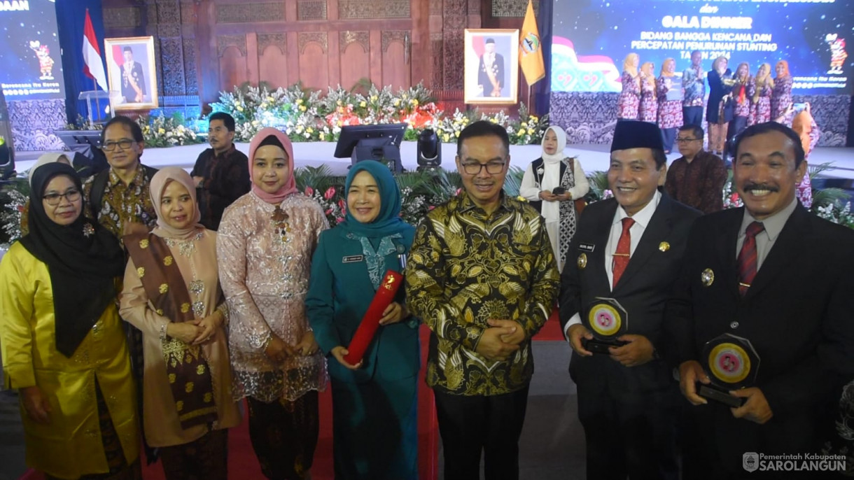 28 Juni 2024 - Penyerahan Tanda Penghargaan Program Percepatan Penurunan Stunting Berdasarkan Hasil Survei Kesehatan IndonesiaTahun 2023, Bertempat di Merapi Grand Ballroom PRPP Jawa Tengah