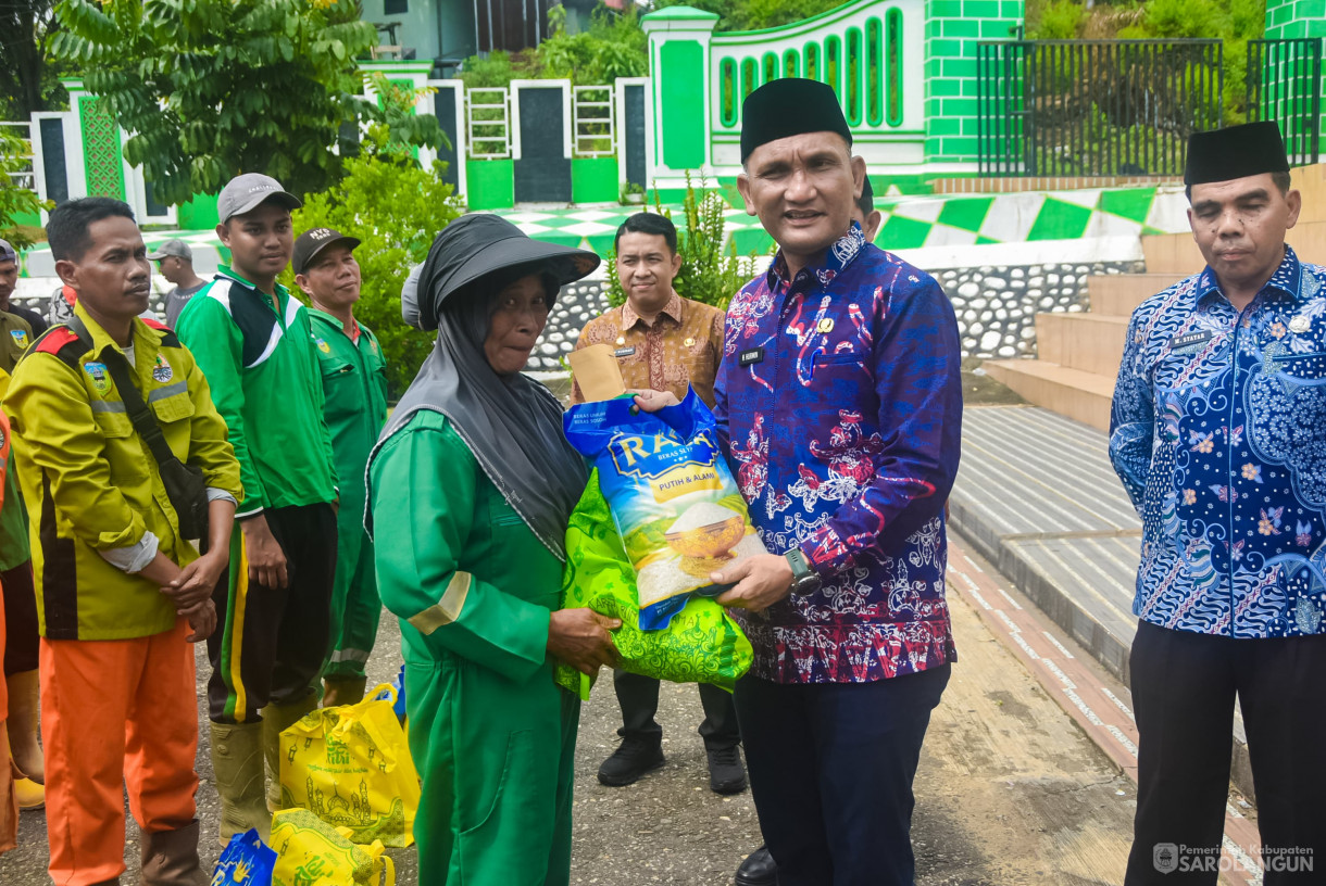 27 Maret 2025 - Pemberian Bantuan Sembako dan Bantuan Baznas dari Bapak Bupati kepada Pekerja Harian Lepas d ilingkup Dinas Lingkungan Hidup Kabupaten Sarolangun di Halaman Masjid Al Falah Sarolangun&nbsp;