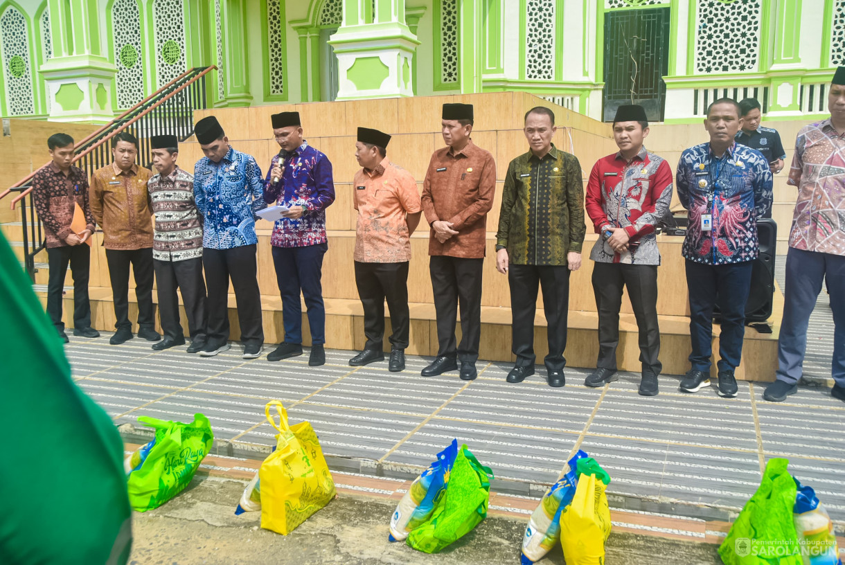 27 Maret 2025 - Pemberian Bantuan Sembako dan Bantuan Baznas dari Bapak Bupati kepada Pekerja Harian Lepas d ilingkup Dinas Lingkungan Hidup Kabupaten Sarolangun di Halaman Masjid Al Falah Sarolangun&nbsp;