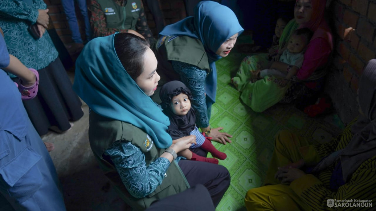 Mengunjungi Rumah Warga Resiko Stunting Sekaligus Memberikan Air Susu dan Menyuap Telur Rebus Kepada Warga yang Beresiko Stunting, Memberikan Bantuan Genting Berbakti Maju