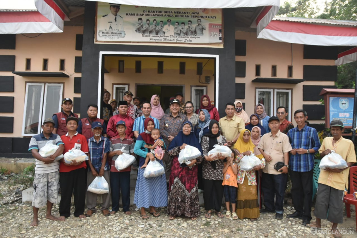 15 Oktober 2023 - Penjabat Bupati Sarolangun Menyerahkan Bantuan Kemiskinan Ekstrim di Kantor Desa Meranti Jaya