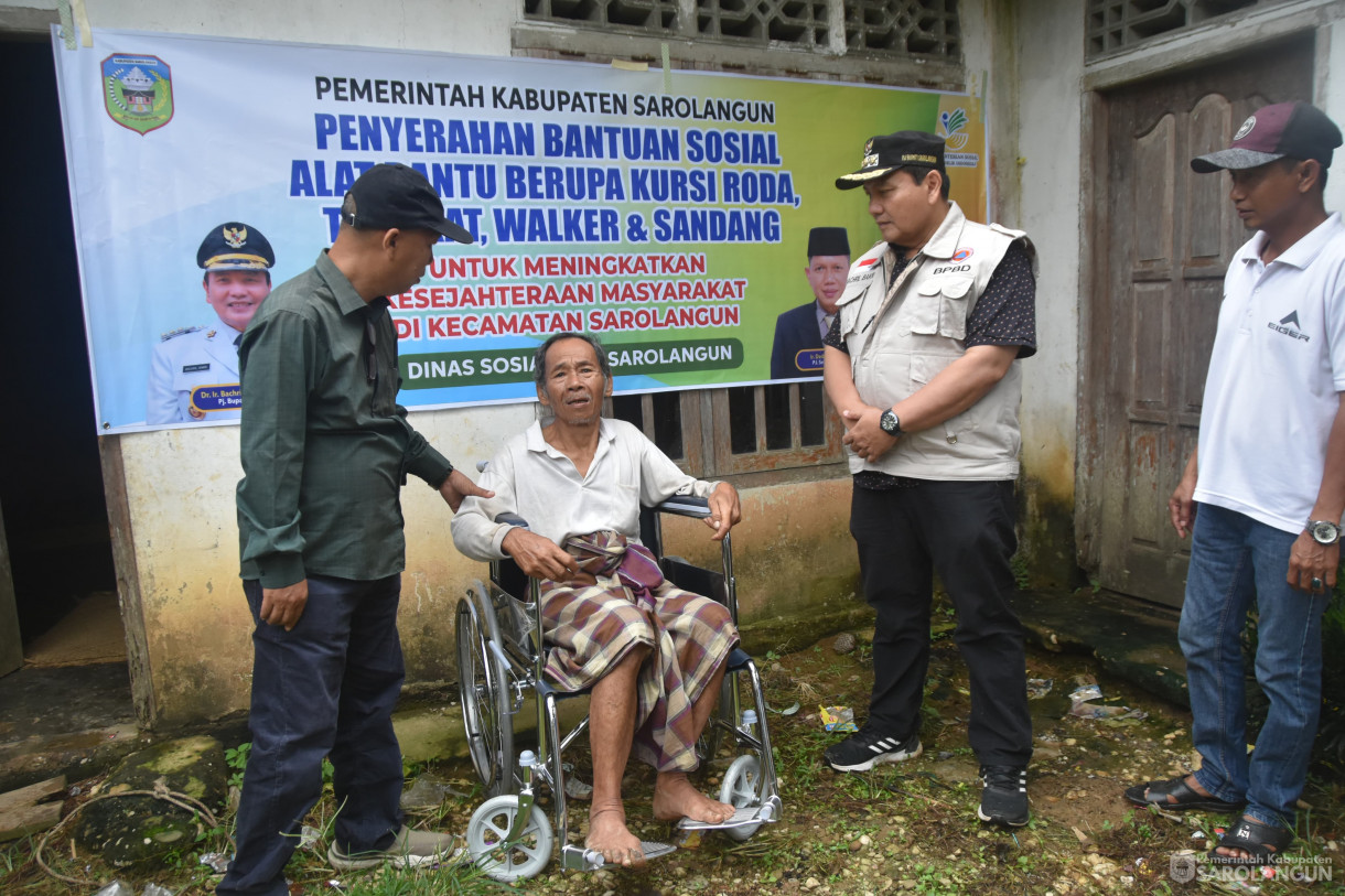 30 Desember 2023 - Penyerahan Bantuan Sosial Berupa Kursi Roda Untuk Lansia Di Desa Bernai Dalam Kecamatan Sarolangun