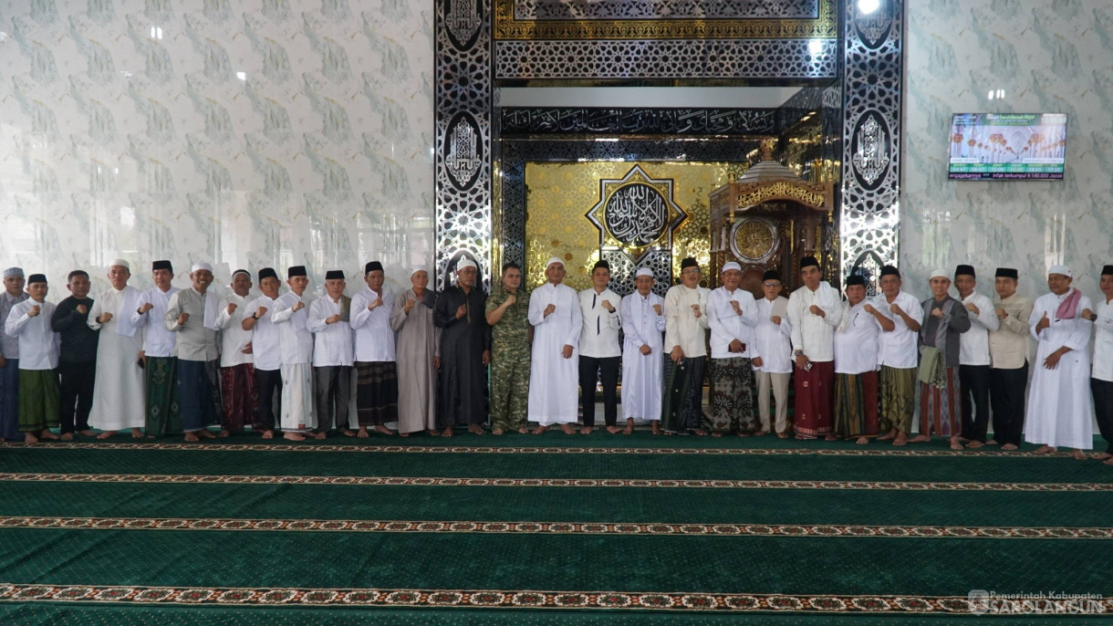 8 Mei 2026 Bupati Sarolangun, Wakil Bupati Sarolangun Melaksanakan Sholat Jumat Bersama di Masjid Darul Hikmah Persatuan Keluarga Daerah Piaman Sarolangun