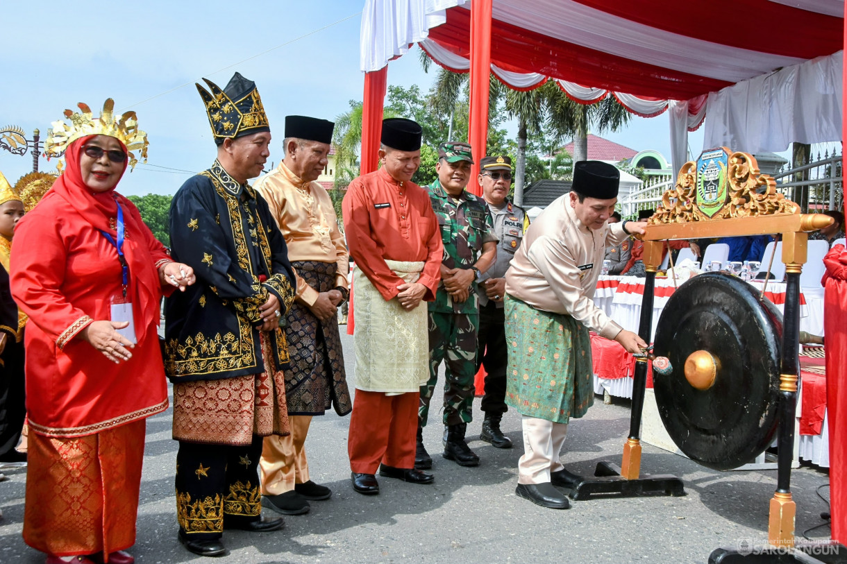 18 November 2023 - Penjabat Bupati Sarolangun Menghadiri&nbsp; Dan Membuka Pawai Budaya Multietnis Dalam Rangka HUT PGRI Ke 78 dan Hari Guru Nasional 2023 di Rumah Dinas Bupati Sarolangun