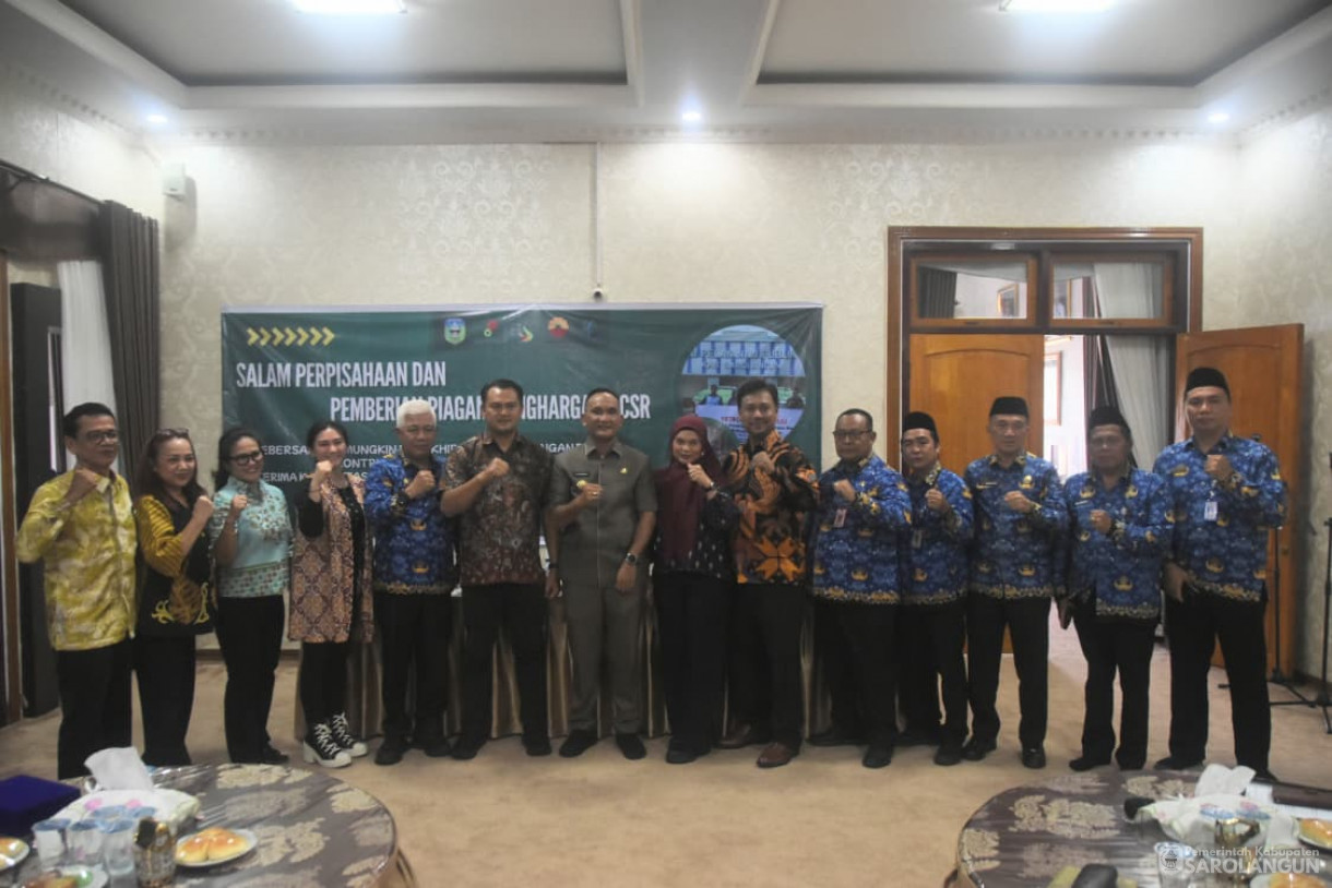 8 Desember 2025&nbsp; Bupati Sarolangun Hurmin Berikan Piagam Penghargaan CSR Kepada PT PetroChina&nbsp;&nbsp;