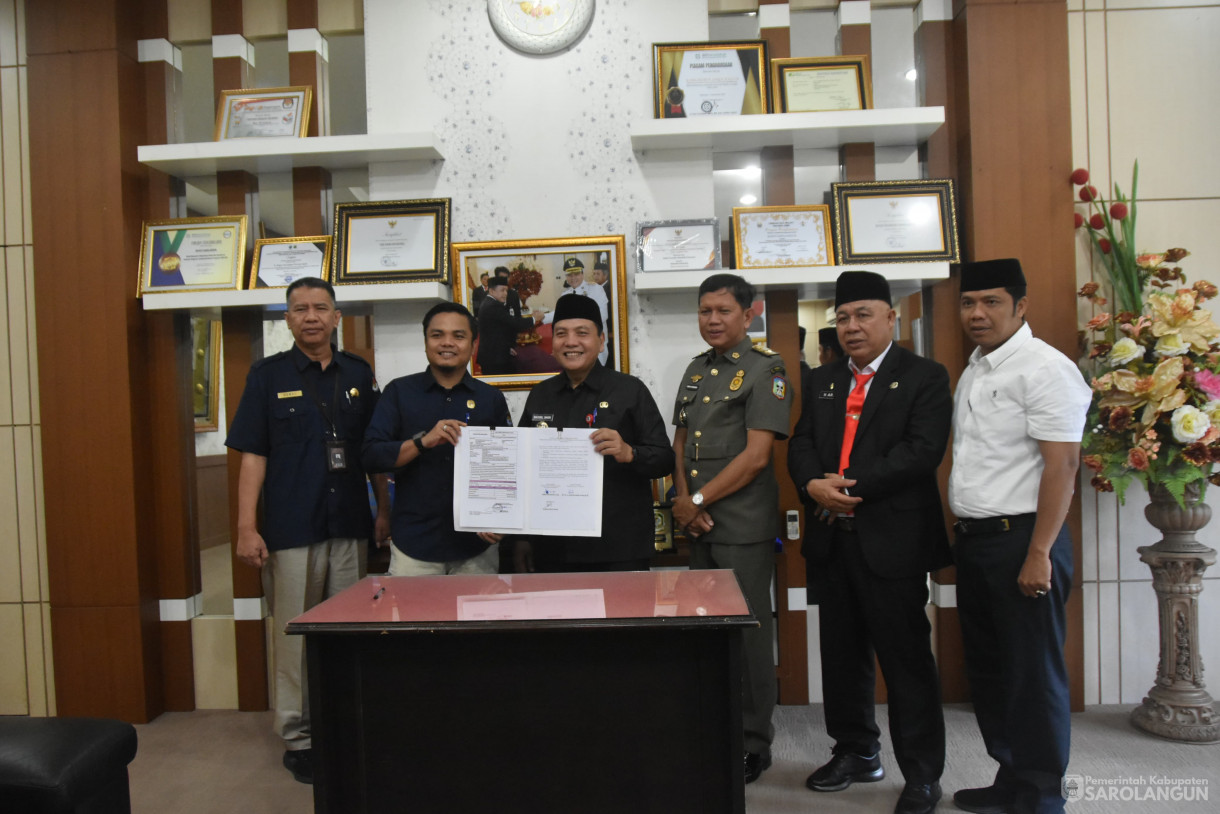 30 April 2024 - Penandatanganan Penyerahan Dana Hibah Penyelenggaraan Pemilihan Pemilihan Bupati Wakil Bupati Di Ruang Kerja Bupati Sarolangun