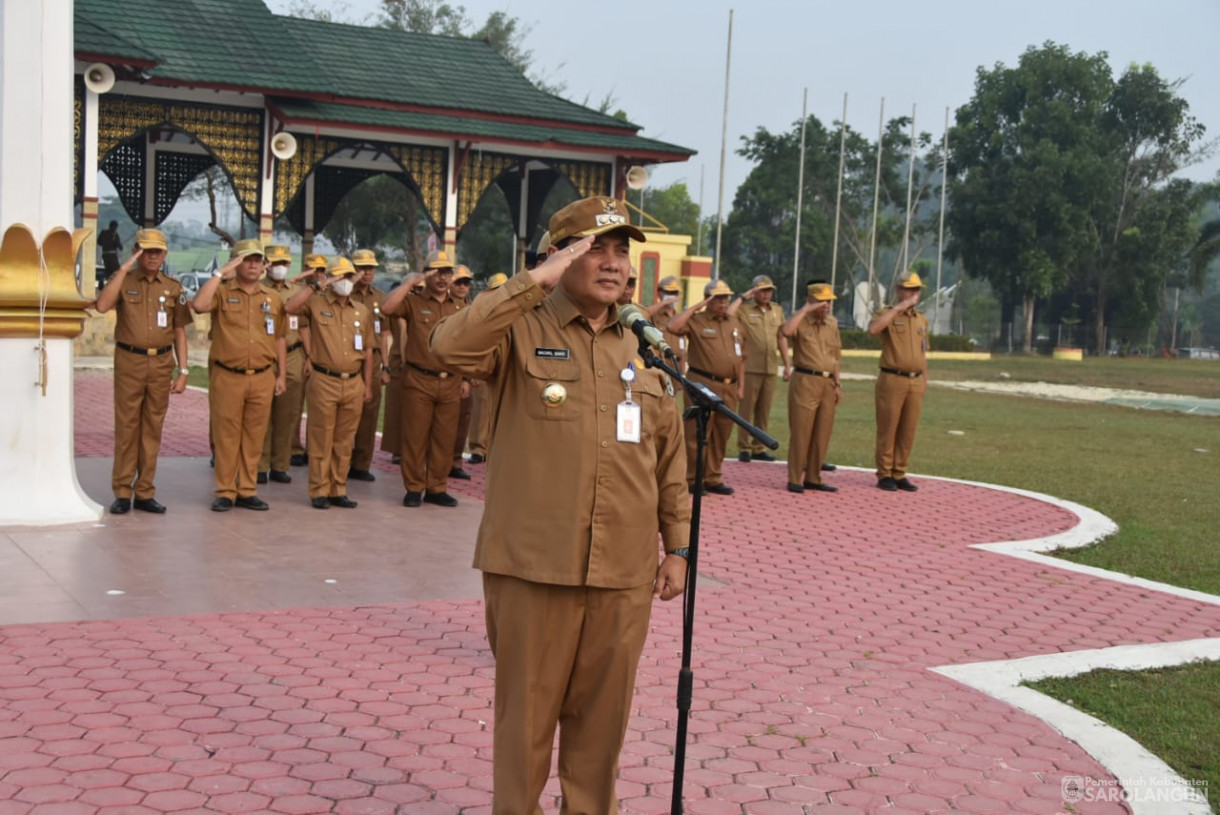 16 Oktober 2023 - Penjabat Bupati Sarolangun Memimpin Apel Gabungan Sekaligus Memberikan Penghargaan Camat Teladan Di Lapangan Gunung Kembang Sarolangun