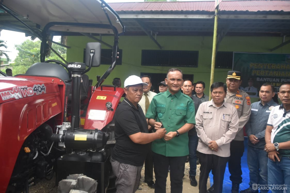 31 Oktober 2025 Penyerahan Secara Simbolis Alsintan Kepada Kelompok Tani Kabupaten Sarolangun