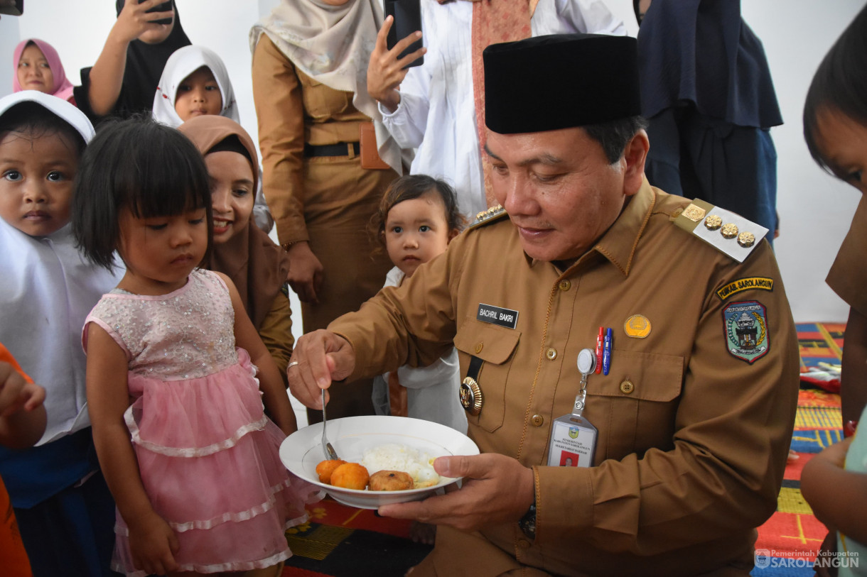 28 November 2023 - Meninjau Dan Memberikan Makan Pada Anak Beresiko Stunting Di Rumah Cegah Stunting Desa Bernai