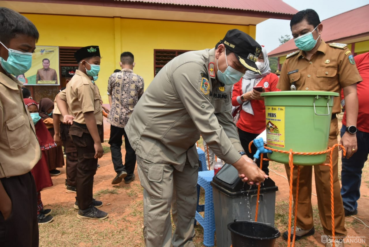 6 Oktober 2023 - Penjabat Bupati Sarolangun Menghadiri Acara Pembagian Masker dan Praktek Cuci Tangan yang Baik Dan Benar di SD 191 Desa Pematang Kabau Kecamatam Air Hitam