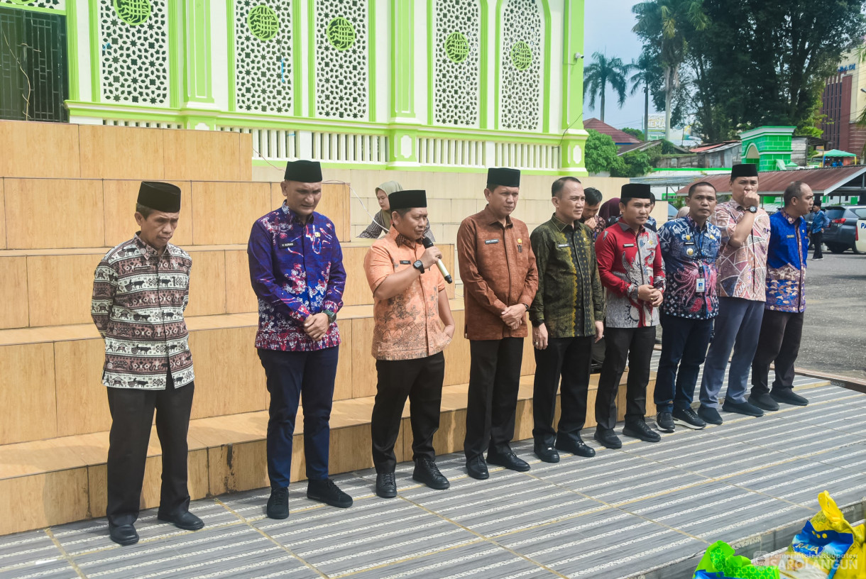 27 Maret 2025 - Pemberian Bantuan Sembako dan Bantuan Baznas dari Bapak Bupati kepada Pekerja Harian Lepas d ilingkup Dinas Lingkungan Hidup Kabupaten Sarolangun di Halaman Masjid Al Falah Sarolangun&nbsp;