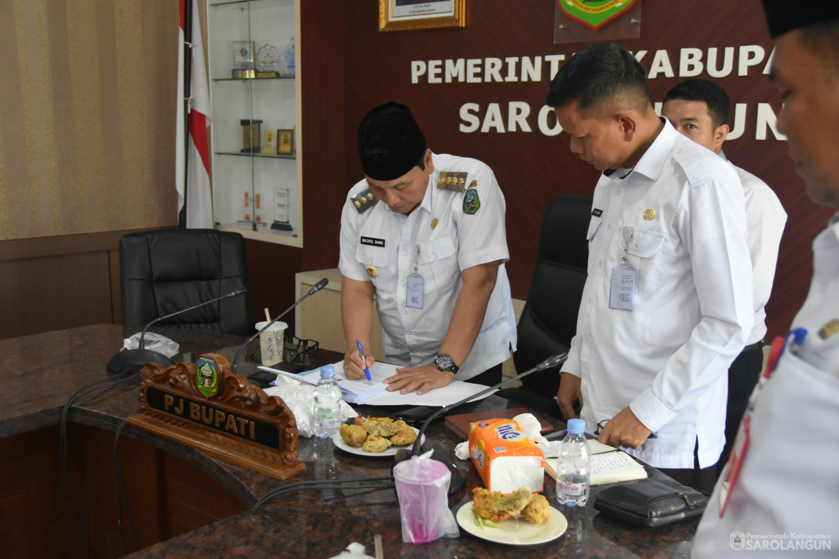 15 November 2023 - Penjabat Bupati Sarolangun Melakukan Penandatanganan Kerjasama Antara Pemkab Sarolangun Dengan Universitas Unja Di Ruang Pola Utama Kantor Bupati Sarolangun