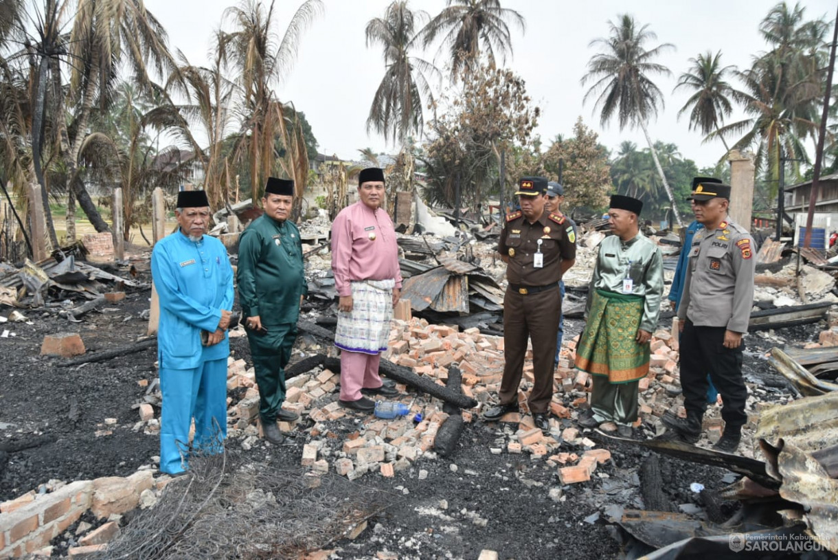 9 Oktober 2023 - Penjabat Bupati Sarolangun Menyerahkan Bantuan Pangan Dan Pakaian Kepada Korban Kebakaran di Desa Tendah Kecamatan Cermin Nan Gedang