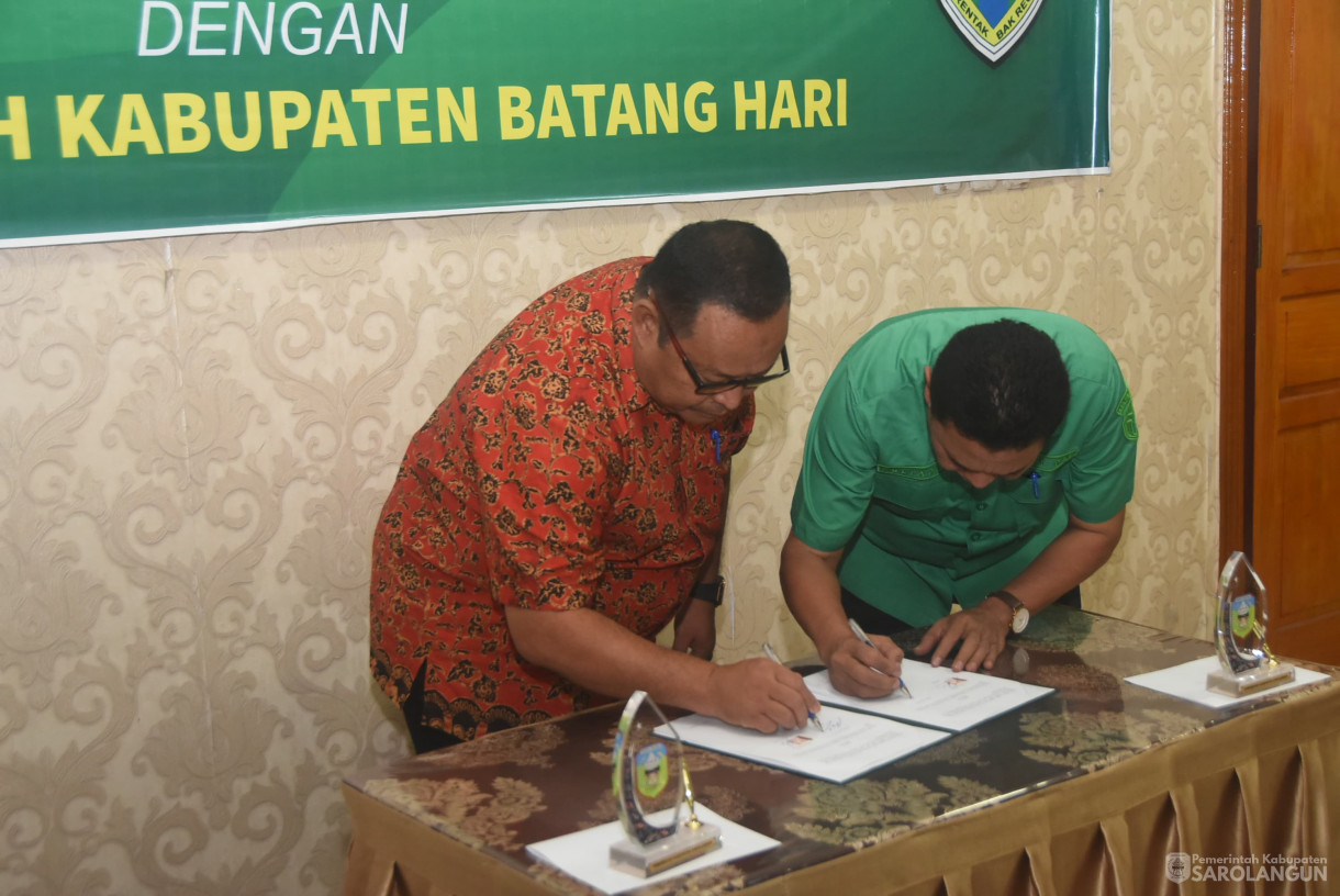 8 Agustu 2025 - Penandatanganan Kerjasama Antara Pemerintah Kabupaten Sarolangun dengan Pemerintah Kabupaten Batanghari di Rumah Dinas Bupati Sarolangun
