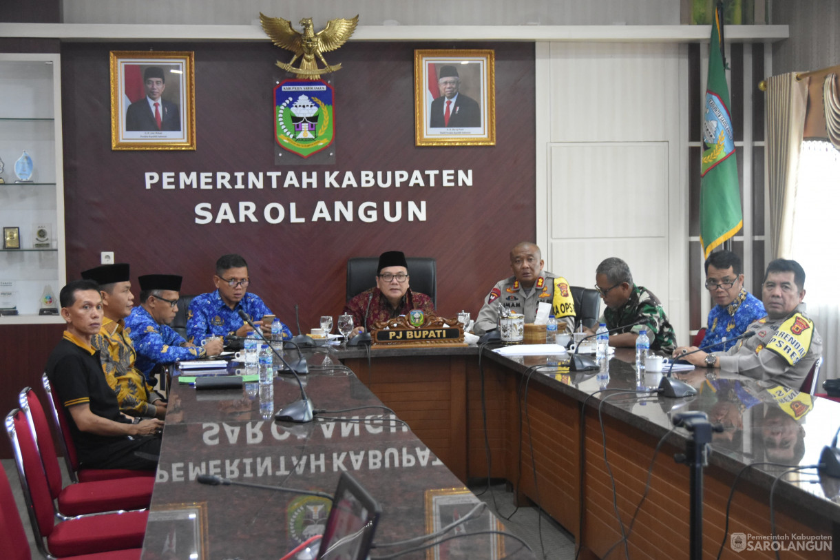 17 November 2023 - Penjabat Bupati Sarolangun Menghadiri Rapat Koordinasi Percepatan Penandatanganan NPHD Kegiatan Pemilihan Kepala Daerah Tahun 2024 Se Provinsi Jambi Via Zoom Meeting di Ruang Pola Utama Kantor Bupati Sarolangun