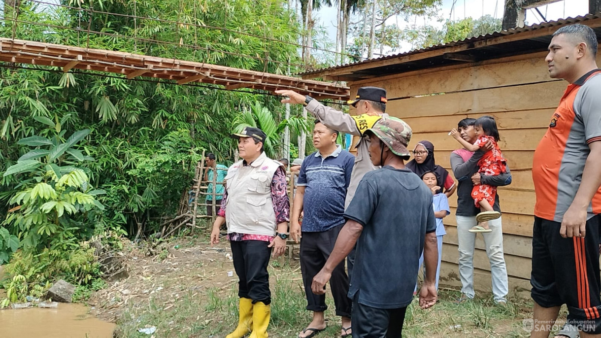 12 Januari 2024 - Meninjau Lokasi Terdampak Banjir Di Desa Teluk Kecimbung Dan Memberikan Bantuan Di Kecamatan Bathin VIII