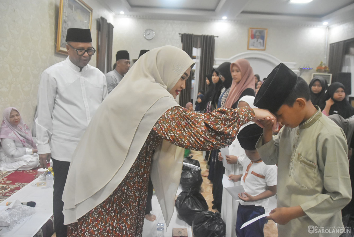 2 Januari 2025 - Yasinan Dan Doa Bersama Serta Santunan Kepada Anak Yatim, Bertempat di Rumah Dinas Bupati Sarolangun