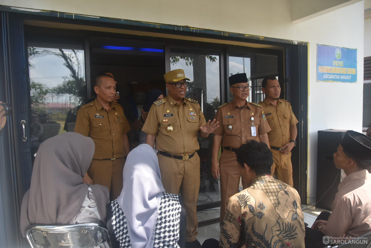 11 November 2024 - Meninjau Perekaman KTP Elektronik, bertempat di Kantor Camat Singkut