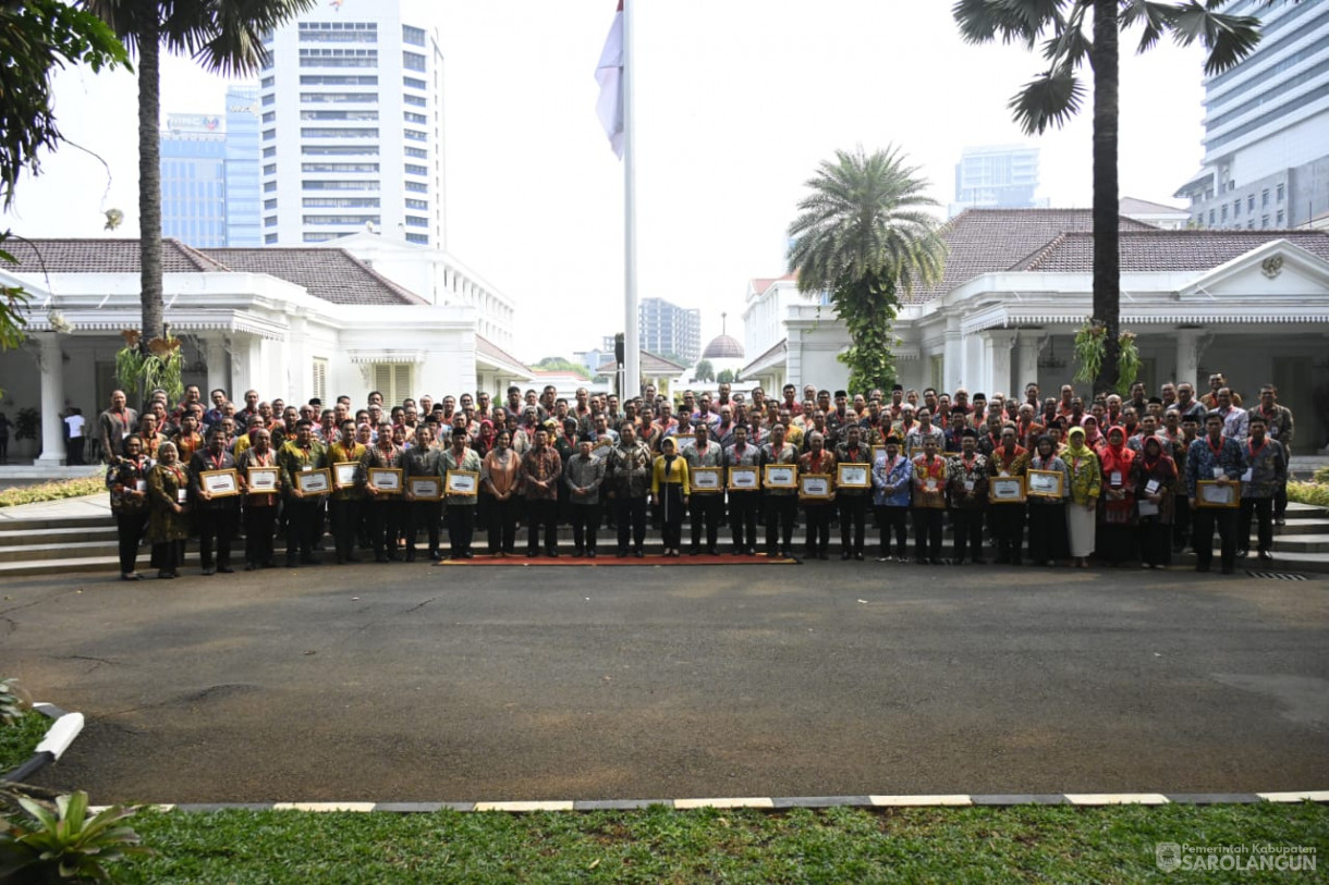 9 November 2023 - Penjabat Bupati Sarolangun Menerima Piagam Penghargaan Kinerja Dalam Upaya Percepatan Penghapusan Kemiskinan Ekstrim Oleh Wakil Presiden Republik Indonesia Di Istana Wakil Presiden Indonesia