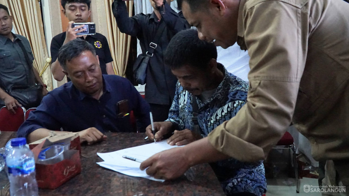 17 April 2026 Penandatanganan Surat Kesepakatan Perdamaian Antara Warga SAD dengan PT SAL di Ruang Pola Utama Kantor Bupati Sarolangun.