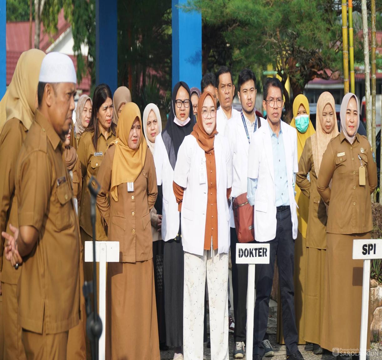 25 Mei 2026 Bupati Sarolangun Memimpin Apel Pagi di RSUD Chatib Quzwein Serta Memberikan Arahan Kepada Seluruh Pegawai Agar Terus Meningkatkan Disiplin dan Tanggung Jawab