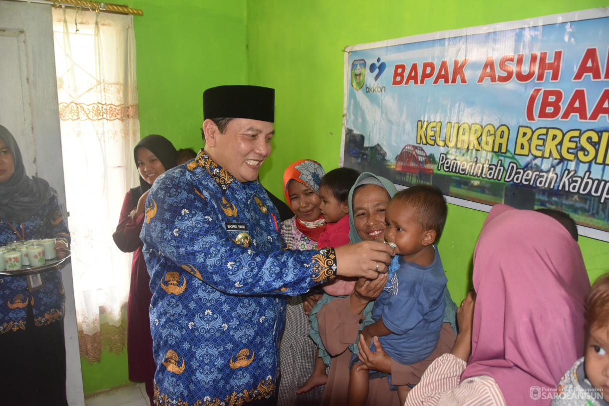 17 April 2024 - Penyerahan Bantuan Untuk Keluarga Berisiko Stunting Dari Bapak Asuh Anak Stunting Di Desa Pekan Gedang, Penyerahan Bantuan Sosial Penanganan Kemiskinan 