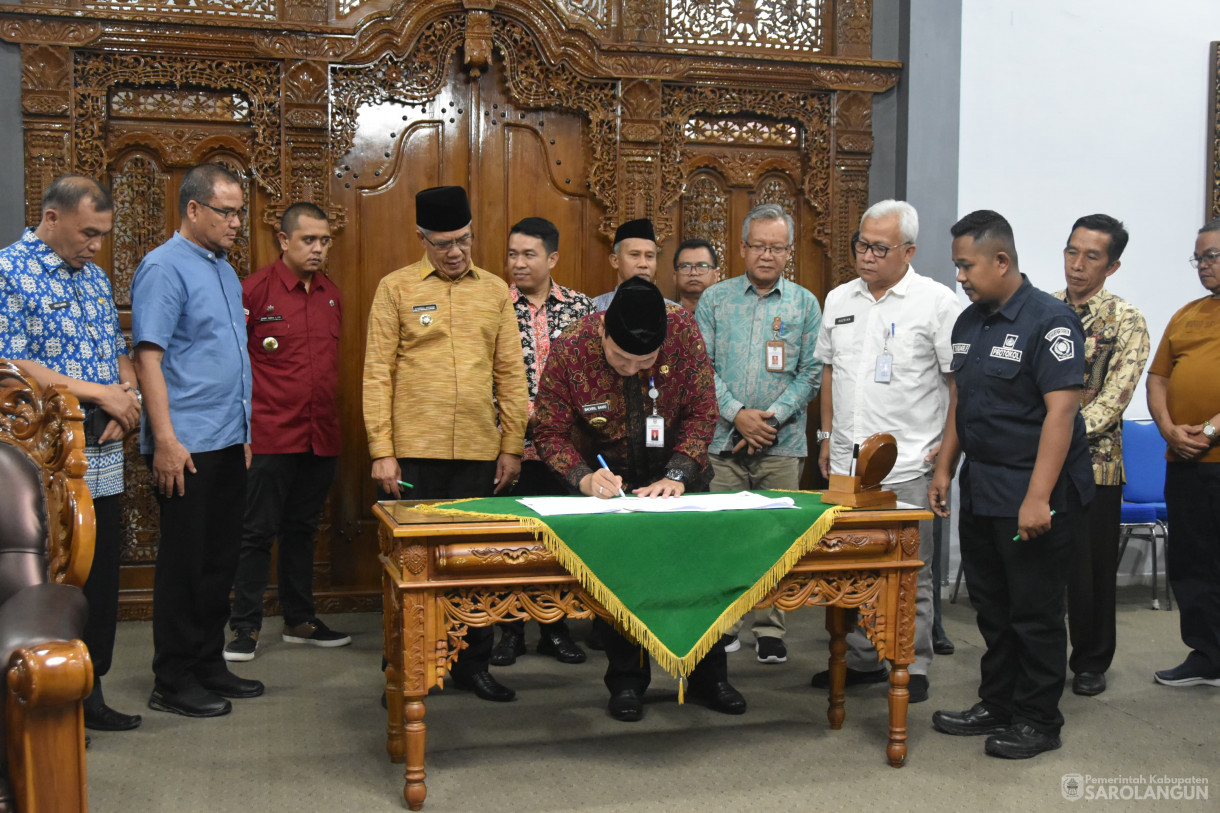 10 November 2023 - Penjabat Bupati Sarolangun Melakukan Penandatanganan Kesepakatan Bersama Antara Pemerintah Kabupaten Rejang Lebong Dengan Pemerintah Kabupaten Sarolangun Di Rumah Dinas Bupati Rejang Lebong