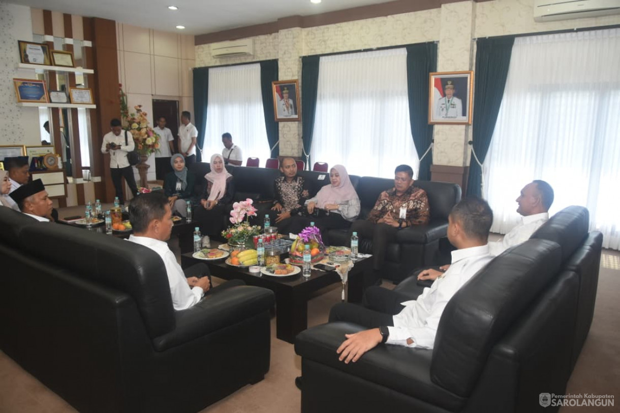 15 Oktober 2025 Pertemuan dan Audiensi CEO Bank BSI Regional 3 Palembang Ari Yusnairi Muslim dengan Pemerintah Kabupaten Sarolangun di Ruang Kerja Bupati Sarolangun