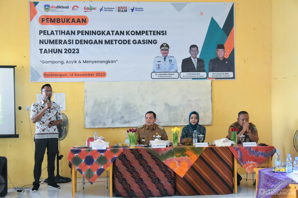 21 Nov 2023 - Penjabat Bupati Sarolangun Menghadiri dan Membuka Secara Resmi Pelatihan Peningkatan Kompetensi Numerasi Dengan Metode GASING Tahun 2023 Bagi Anak Sekolah Dasar dan Guru Pemdamping Se Kec. Sarolangun, diaula SKB SMP 36 Sarolangun