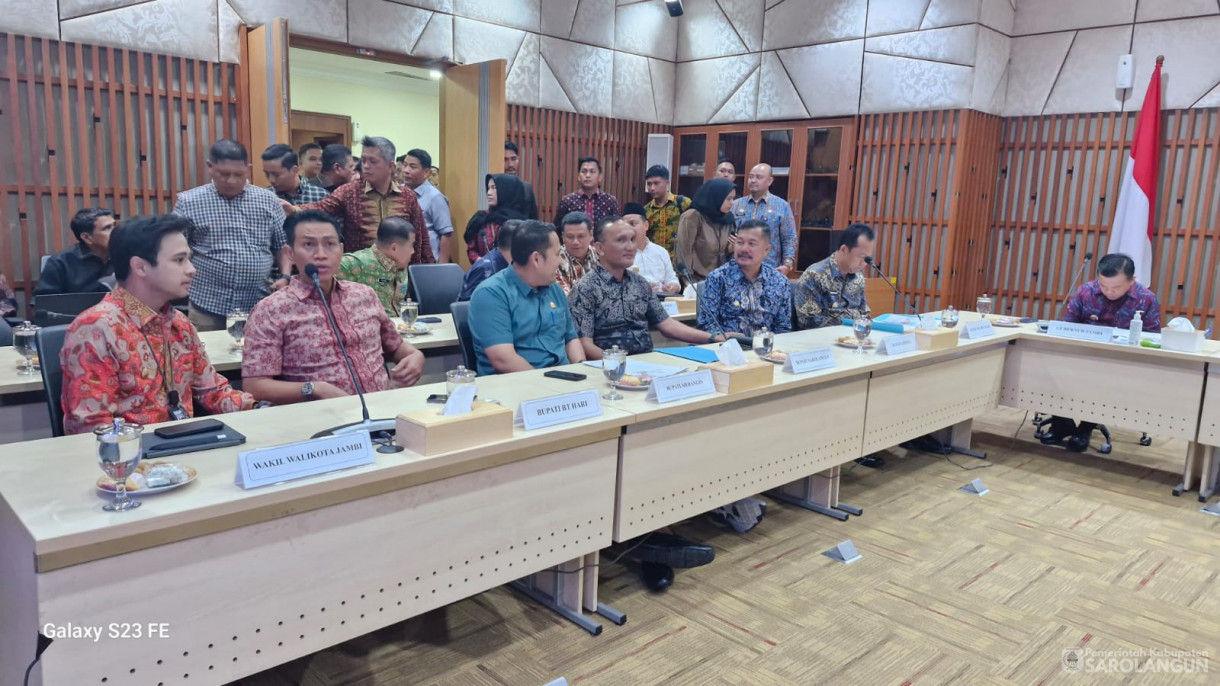 6 Juli 2025 - Bupati Sarolangun Hadiri Audiensi Bersama Gubernur Jambi ke Kementerian Pendidikan Dasar dan Menengah RI di Jakarta