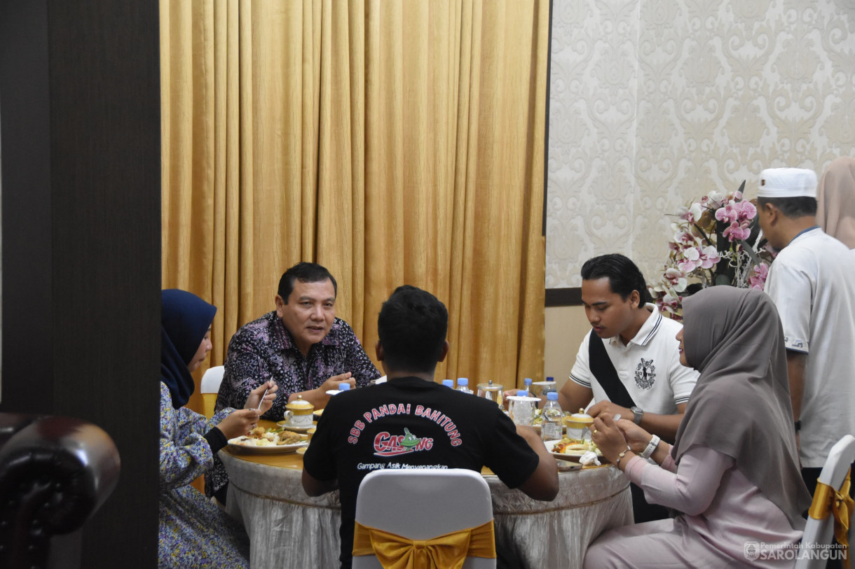 24 November 2023 - Penjabat Bupati Sarolangun Makan Malam Bersama Tim Guru GASING di Rumah Dinas Bupati Sarolangun