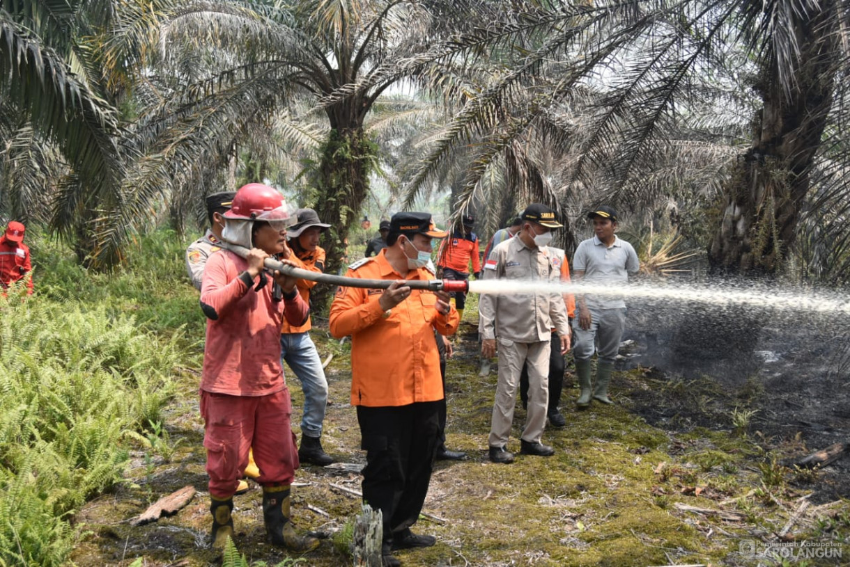 1 Oktober 2023 - Penjabat Bupati Sarolangun Meninjau Lokasi Karhutla di Desa Sungai Baung Kecamatan Sarolangun