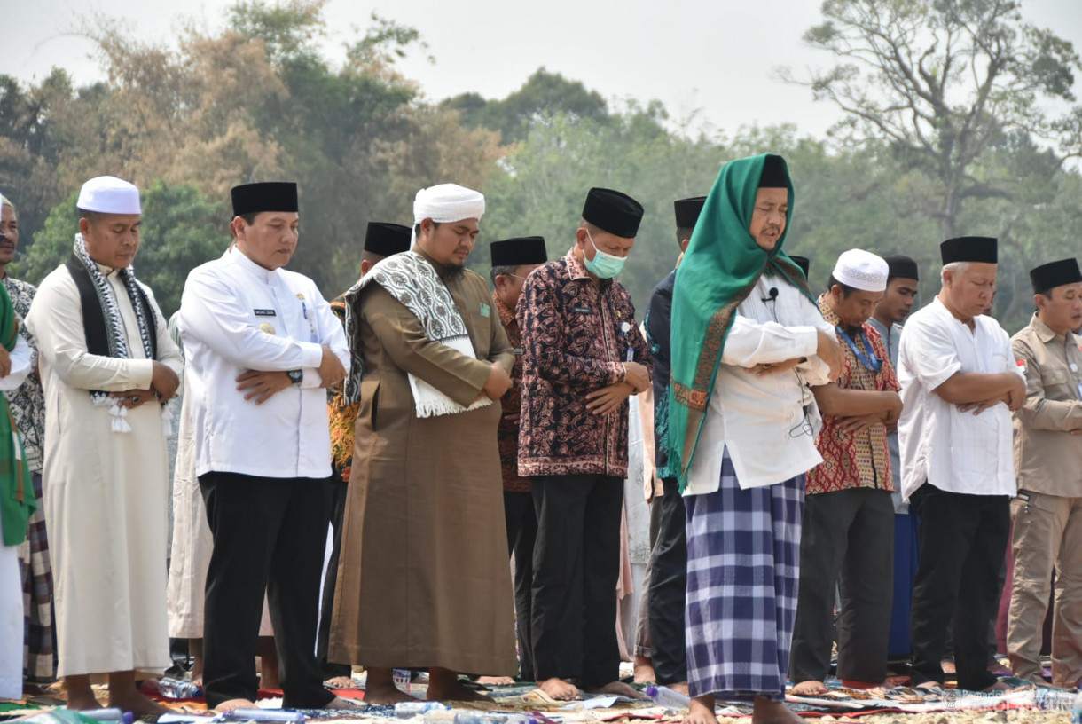 5 Oktober 2023 - Penjabat Bupati Sarolangun Melaksanakan Sholat Istisqo Minta Hujan di Pulau Jembatan Beatrix Sarolangun