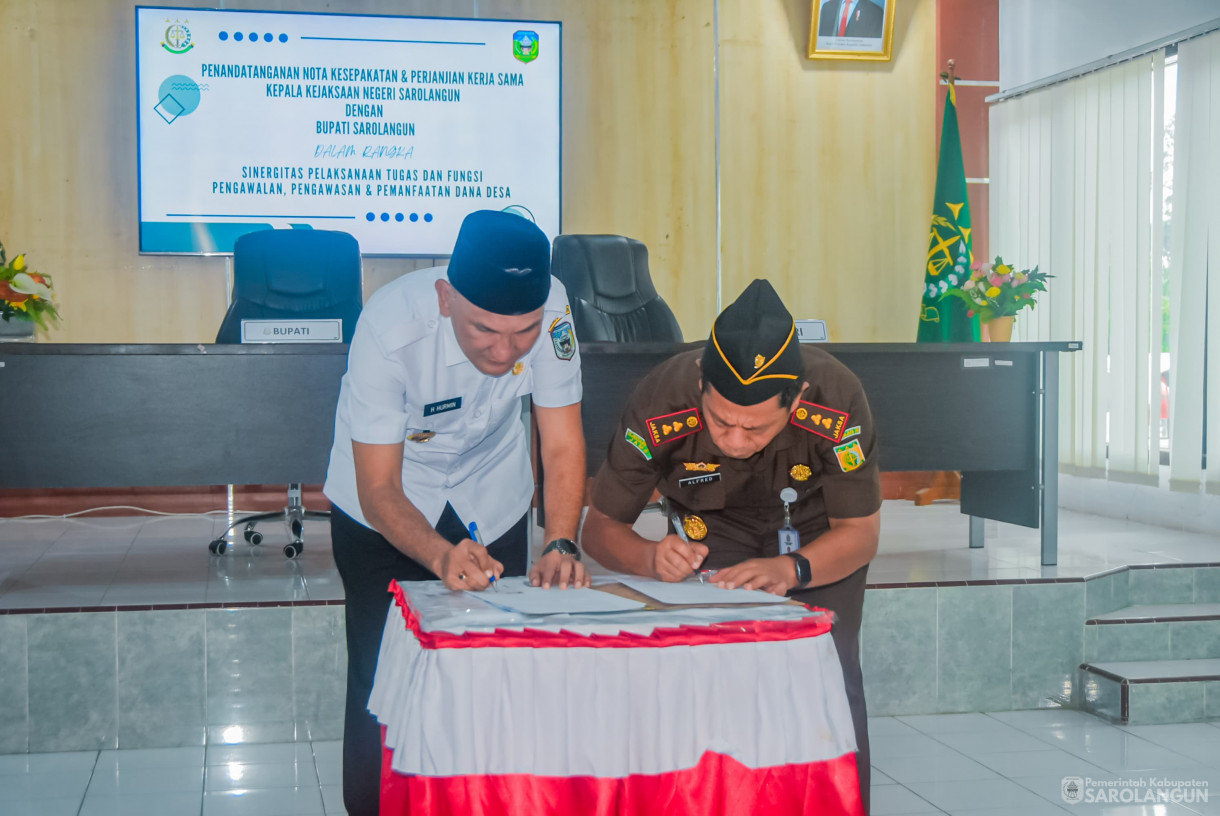 26 Maret 2025 - Penandatanganan Nota Kesepakatan dan Perjanjian Kerjasama Kepala Kejaksaan Negeri Sarolangun Dengan Bupati Sarolangun Dalam Rangka Sinergitas Pelaksanaan Tugas Dan Fungsi Pengawalan, Pengawasan dan Pemanfaatan Dana Desa di Aula Kejaksaa