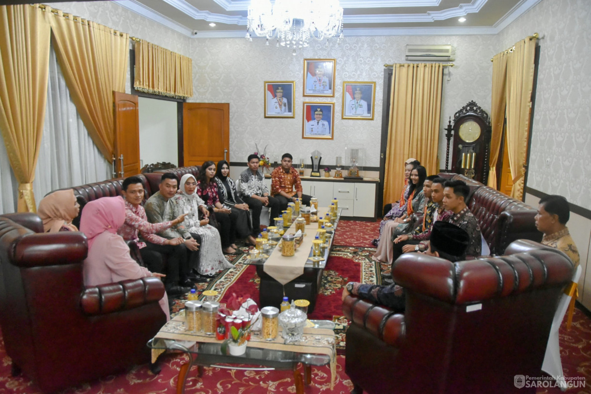 1 Juni 2024 -&nbsp;Makan Malam Bersama Finalis Bujang Gadis Kota Jambi Asal Sarolangun di Rumah Dinas Bupati Sarolangun