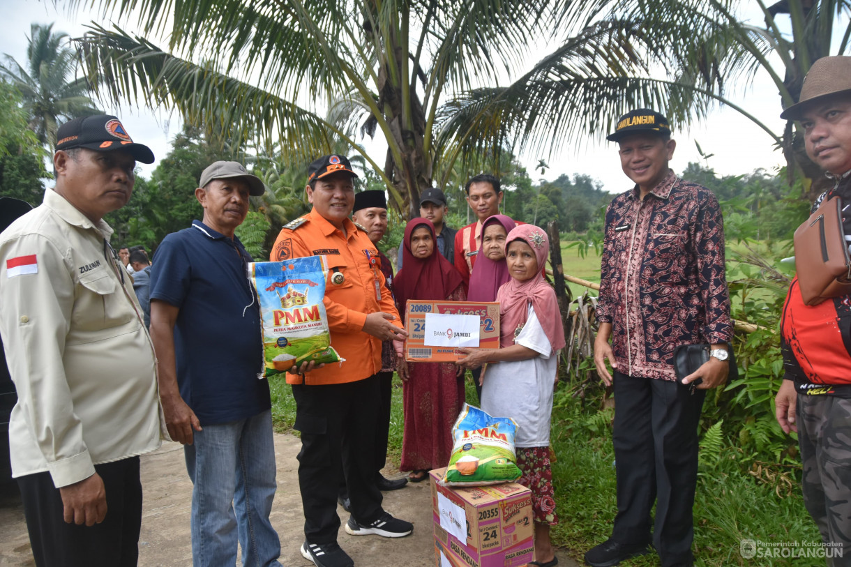 18 Januari 2023 - Menyerahkan Bantuan Kepada Korban Pasca Banjir Di Desa Rantau Panjang Kecamatan Batang Asai