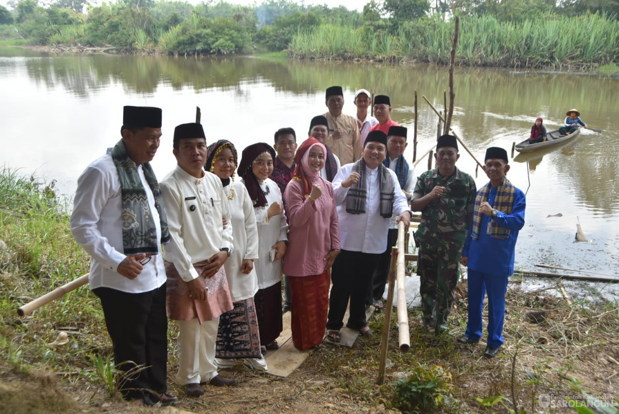 11 Oktober 2023 - Penjabat Bupati Sarolangun Bersama Forkopimda Menebar Benih Ikan Di Danau Baru Desa Lidung