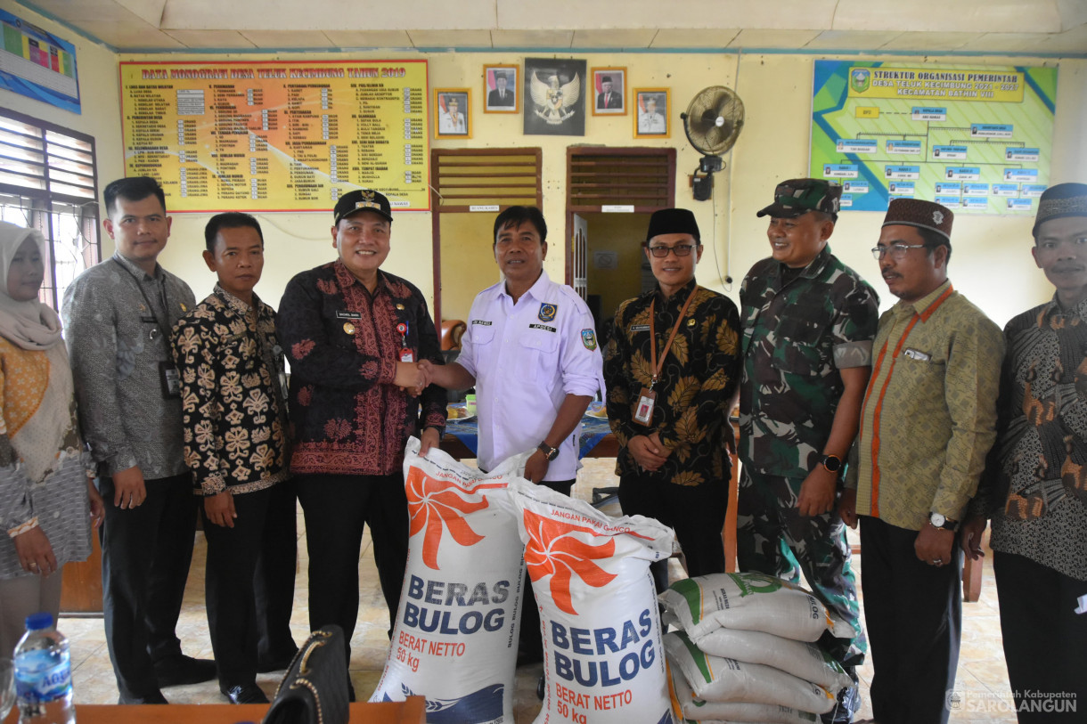 1 Februari 2024 - Penyerahan Bantuan Pasca Banjir Di Kantor Desa Teluk Kecimbung Kecamatan Bathin VIII