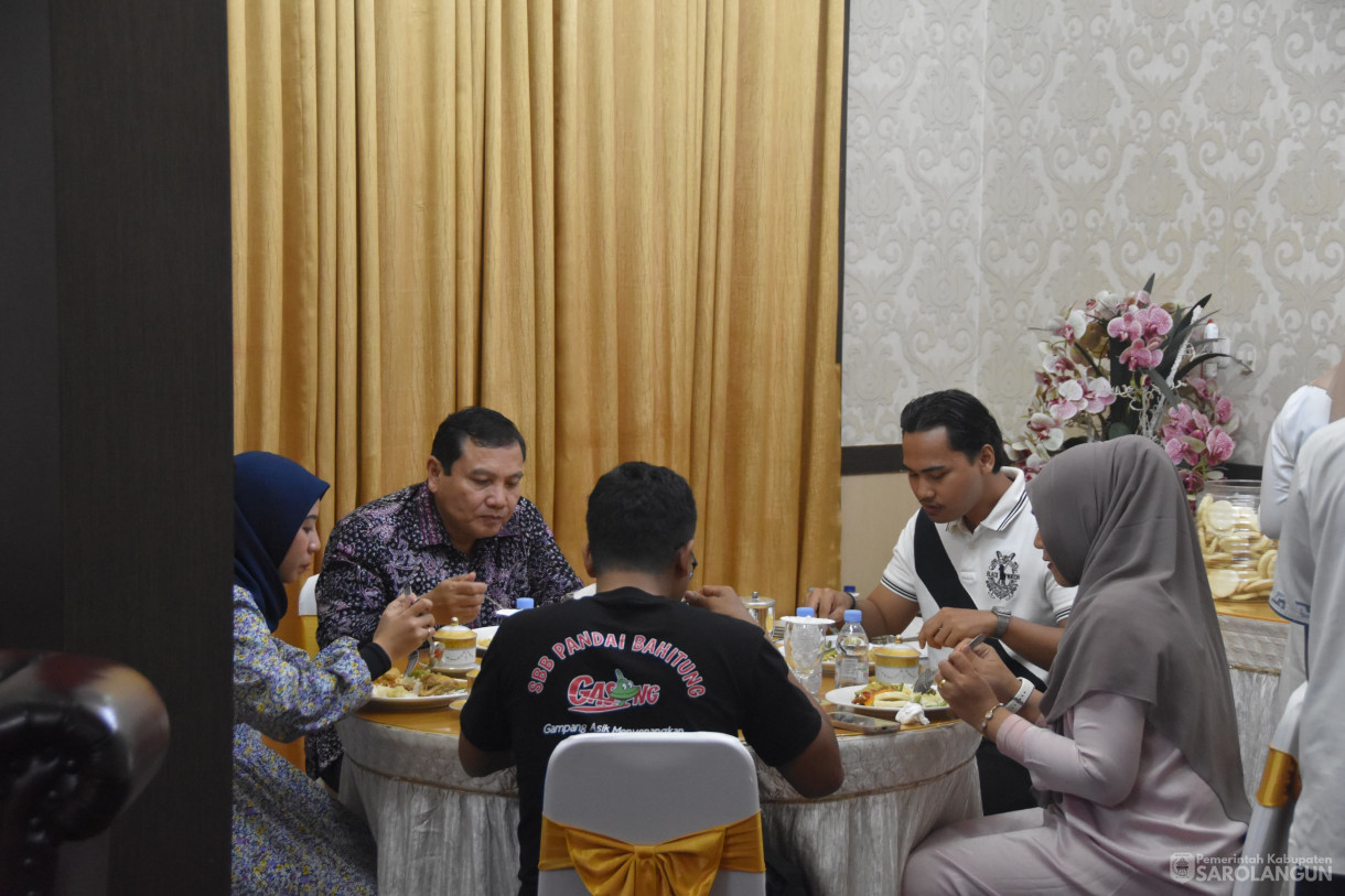 24 November 2023 - Penjabat Bupati Sarolangun Makan Malam Bersama Tim Guru GASING di Rumah Dinas Bupati Sarolangun