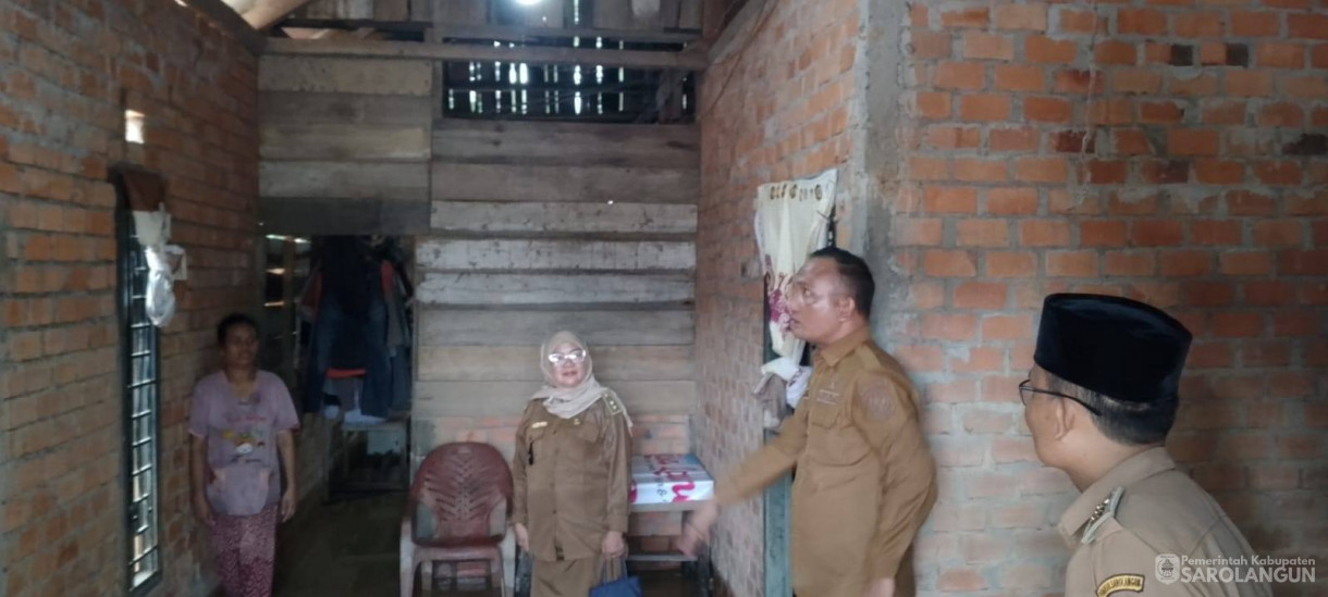 28 April 2026 Bupati Sarolangun, Wakil Bupati Sarolangun, dan Sekretaris Daerah Kabupaten Sarolangun meninjau sejumlah lokasi terdampak banjir sekaligus menyalurkan bantuan kepada masyarakat yang terdampak banjir di wilayah kabupaten sarolangun