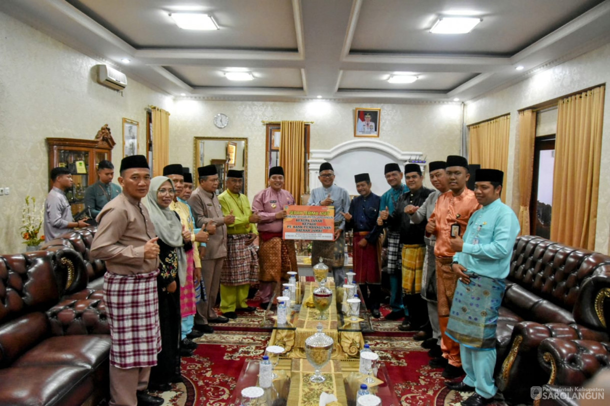 21 Agustus 2023 - Penjabat Bupati Sarolangun Dr. Ir. Bachril Bakri, M.App, Sc Menghadiri Menghadiri Penyerahan Aset Berupa Tanah Kepada PT. Bank Pembangunan Daerah Jambi