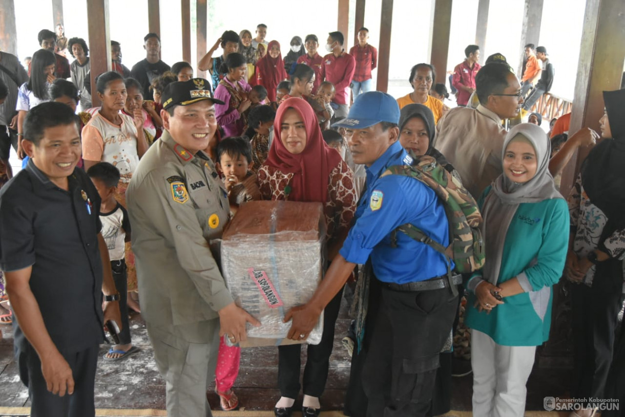 6 Oktober 2023 - Penjabat Bupati Sarolangun Melakukan Pemberian Bantuan Anak Balita Stunting , Pemberian Mesin Jahit dan BKB Kit, dan Penyerahan Bantuan Sosial Untuk Warga SAD di Kampung Madani SAD Desa Lubuk Jering