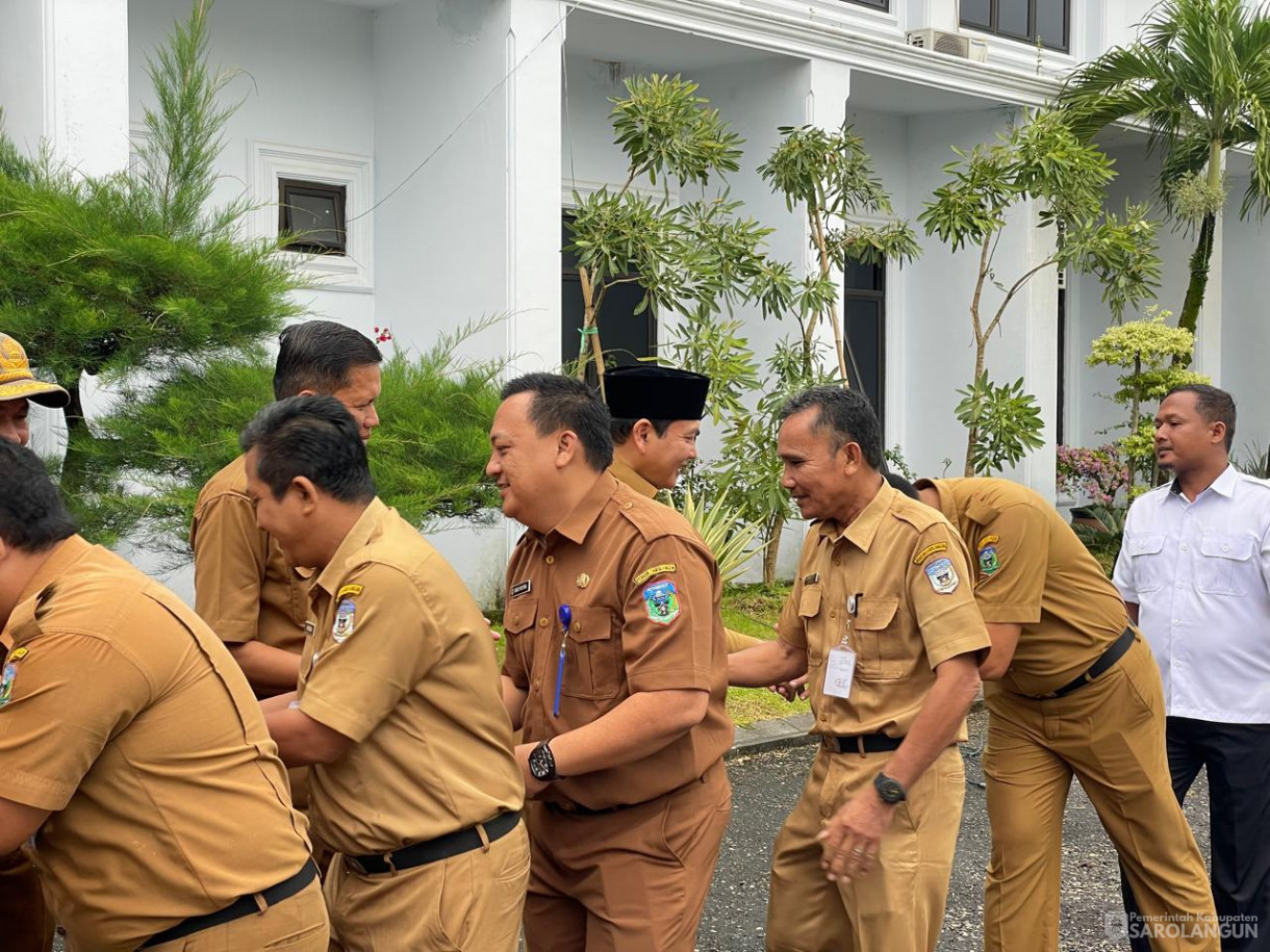 16 April 2024 - Memimpin Apel Pagi Di Lingkungan Setda Sarolangun Di Halaman Kantor Bupati Sarolangun