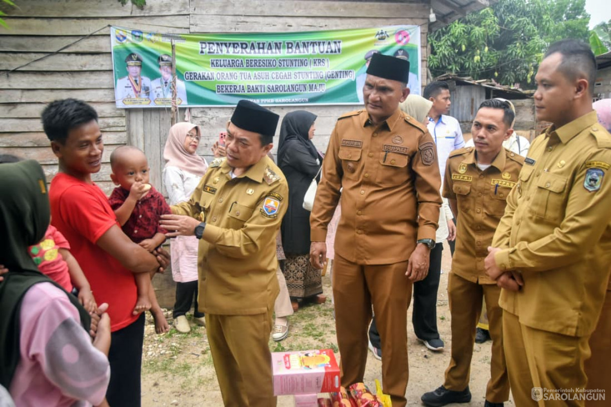 6 Oktober 2025&nbsp; Pemberian Bantuan dan Meninjau Anak dan Keluarga yang terdampak Stunting Kategori Masyarakat Miskin Ekstrem di Desa Pelawan Jaya Kecamatan Pelawan Belakang Kantor Desa Pelawan Jaya